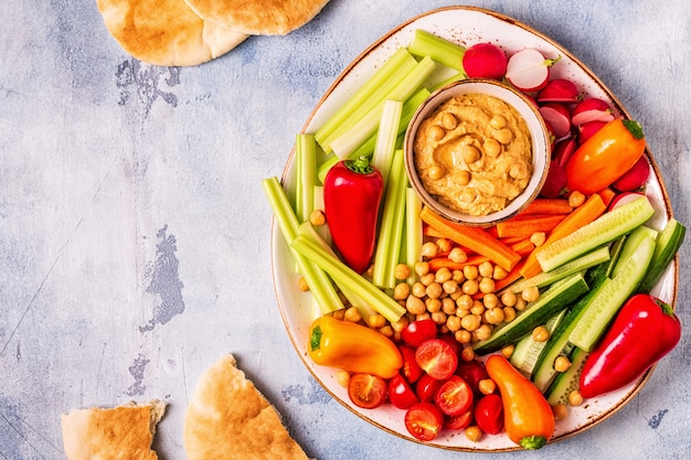 Houmous avec divers crudités fraîches