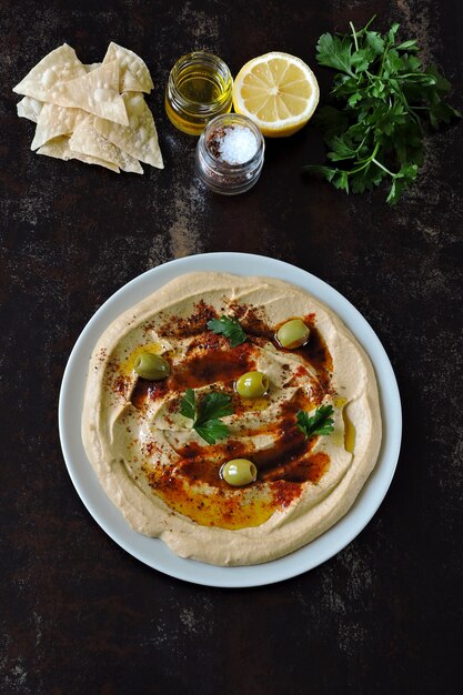 Houmous frais fait maison. Thème végétalien. Cuisine du Moyen-Orient.