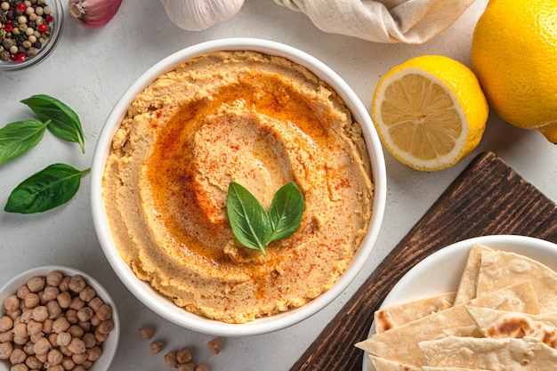 Houmous et ingrédients sur un fond gris libre