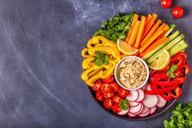 Houmous maison aux légumes frais