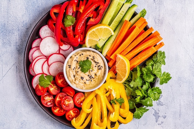 Houmous maison aux légumes frais