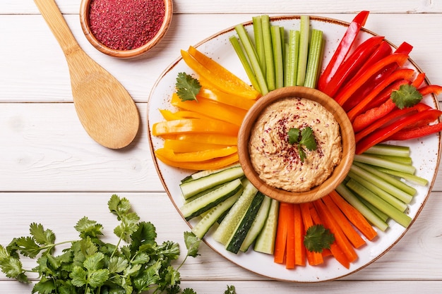 Houmous Maison Sain Avec Un Assortiment De Légumes Frais.