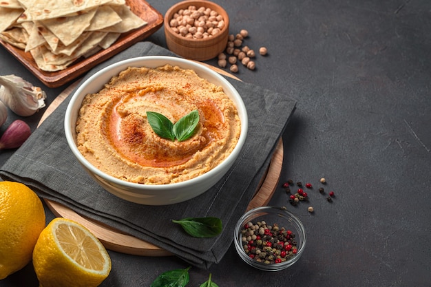 Houmous oriental au sésame citron et ail sur fond d'ingrédients