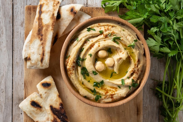 Houmous de pois chiche sur une table en bois rustique