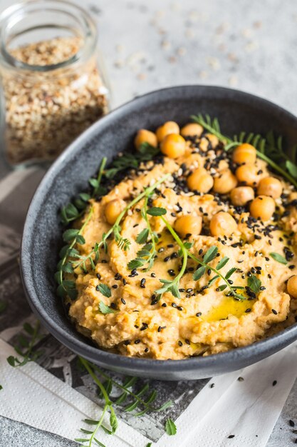 Houmous de pois chiches dans un bol noir