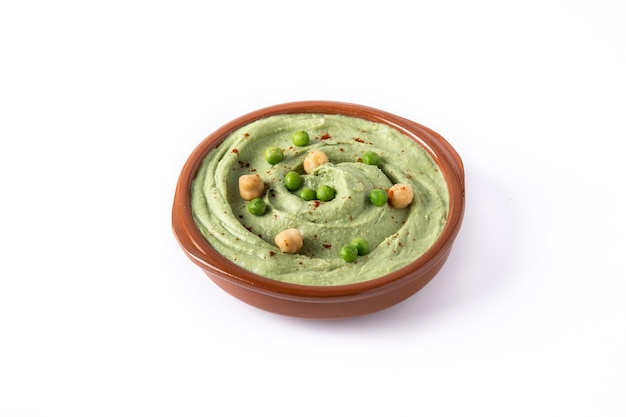 Houmous de pois verts isolé sur blanc