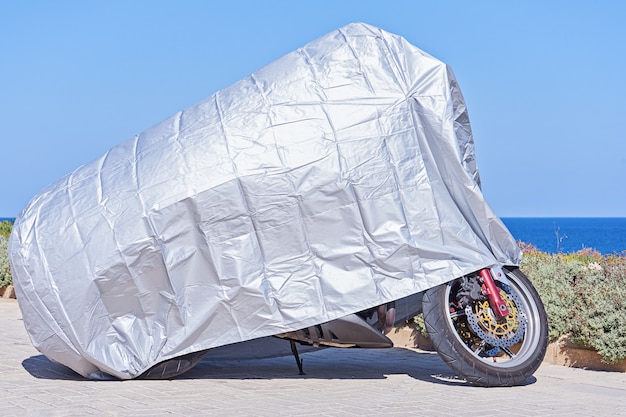 Housse étanche pour moto avec surface de protection réfléchissante argent