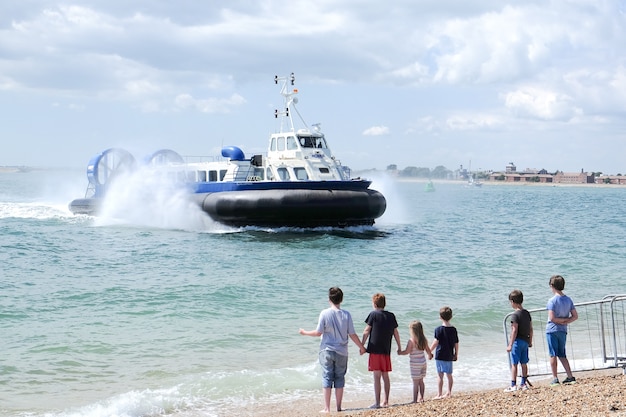 Hovercraft - Machine amphibie ultime