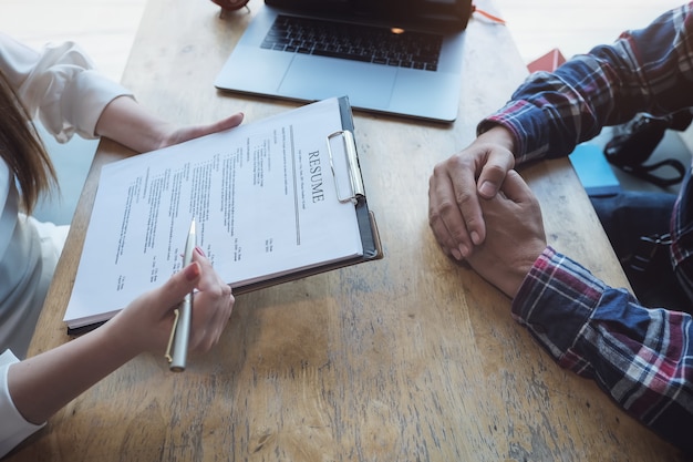 Photo hr audit curriculum vitae postulant et entretien avec le postulant pour la sélection des ressources humaines à la compagnie.