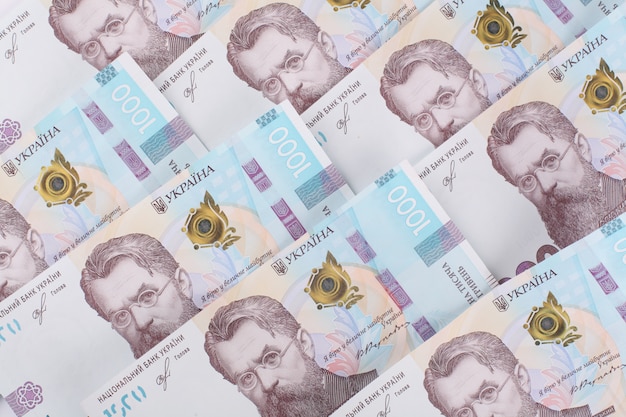 Hryvnia ukrainienne, plusieurs billets de 1000 hryvnia. Contexte financier des billets de banque ukrainiens. Fond d'argent.