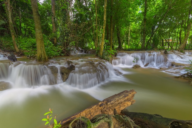 Photo huay mae kamin cascade dans le parc national de khuean srinagarindra