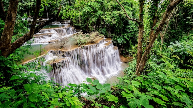 Huay Mae Kamin chute d&#39;eau au parc national de Khuean Srinagarindra kanchanaburi povince