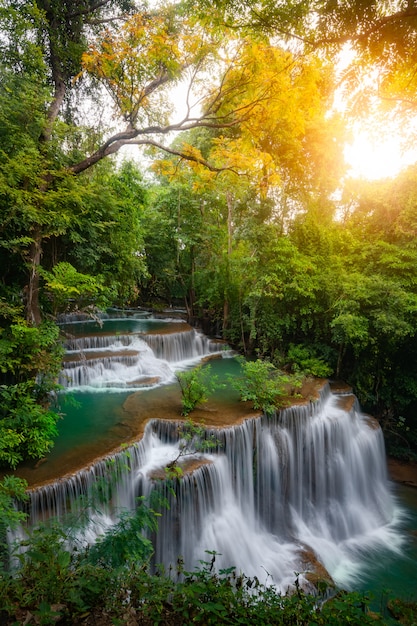 Huay mae khamin cascade, cette cascade est vert émeraude dans la province de Kanchanaburi, Thailan