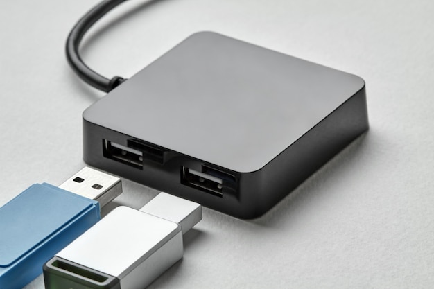 Hub USB portable noir pour quatre connexions avec clés USB