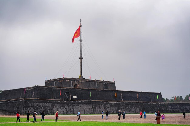 Hue, Vietnam - 19 février 2016 : Citadelle de la ville impériale avec drapeau à Hue, au Vietnam