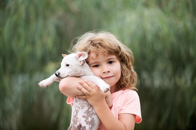 Hug friends Un enfant heureux et un chien la serrent dans ses bras avec tendresse en souriant