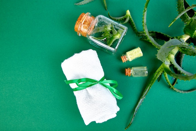 Huile d'aloe vera en bouteille en verre et serviette pour spa