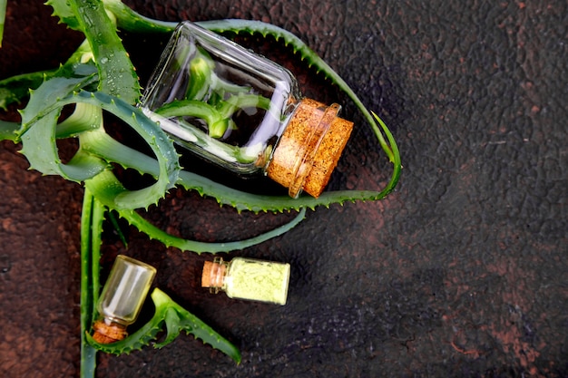 Huile d'aloe vera en bouteille en verre et serviette pour spa