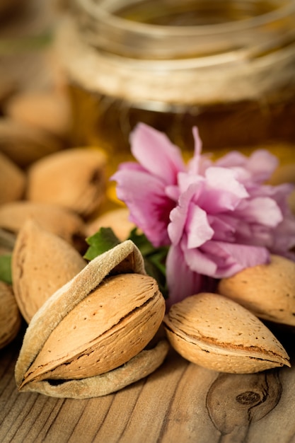 Photo huile d'amande et amandes, mise au point sélective