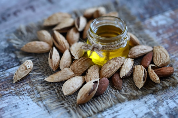 Huile d'amande en pot Amandes en coque