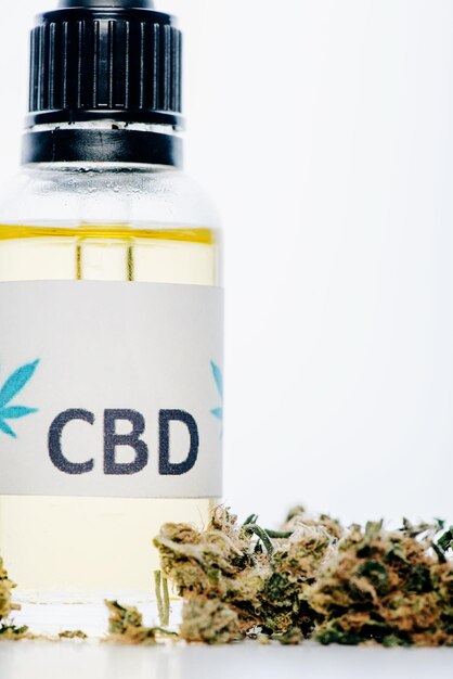 Photo huile de cannabis en bouteille avec lettrage cbd et cannabis médical sur fond blanc