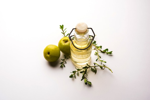 Huile capillaire ayurvédique Brahmi Amla avec des feuilles d'avla et de Bramhi brutes