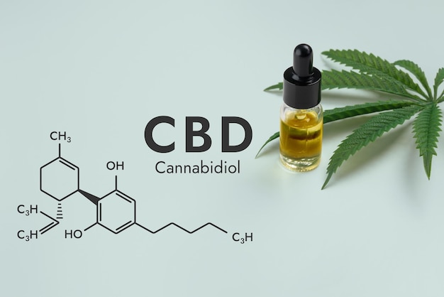 Photo huile de cbd légalisée dans un récipient avec feuille de chanvre vert et formule biochimique