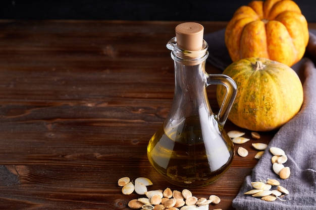 Huile de citrouille saine dans une bouteille en verre.