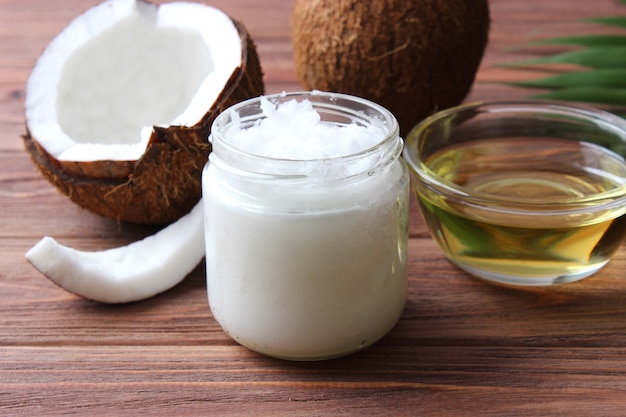 L'huile de coco et les branches de palmier à noix de coco se bouchent