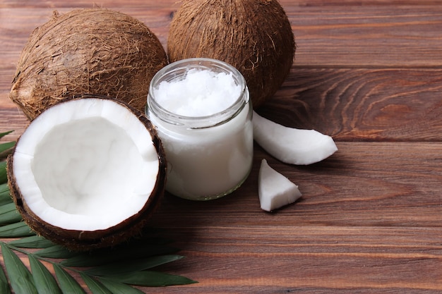 L'huile de coco et les branches de palmier à noix de coco se bouchent