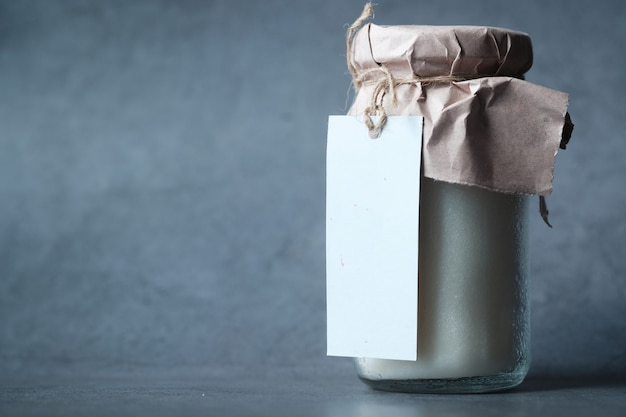 L'huile de coco en pot avec une étiquette blanche