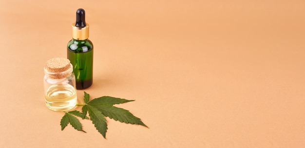 Huile essentielle de cannabis Extrait d'huile de CBD en flacon compte-gouttes avec feuille verte de cannabis Marijuana Marijuana médicale Plante médicinale Espace pour le texte
