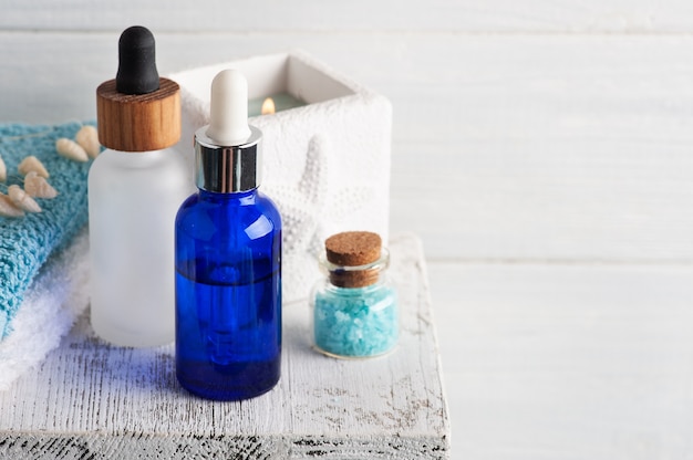 Huile essentielle cosmétique sur fond en bois. Spa biologique naturel avec emballage écologique et sel de mer