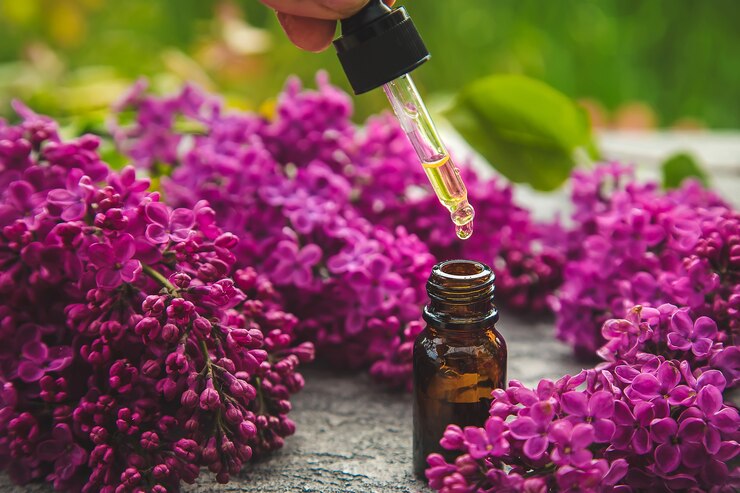 Photo huile essentielle de lilas dans une petite bouteille