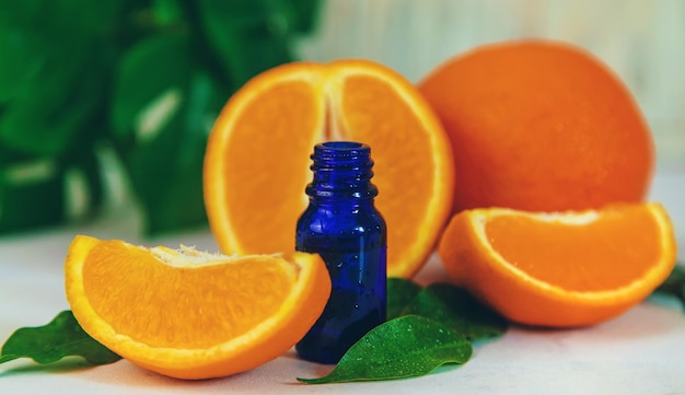 Huile essentielle d'orange dans une petite bouteille Mise au point sélective