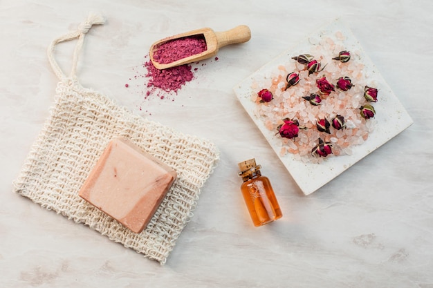 Huile essentielle de rose et création de cosmétique maison