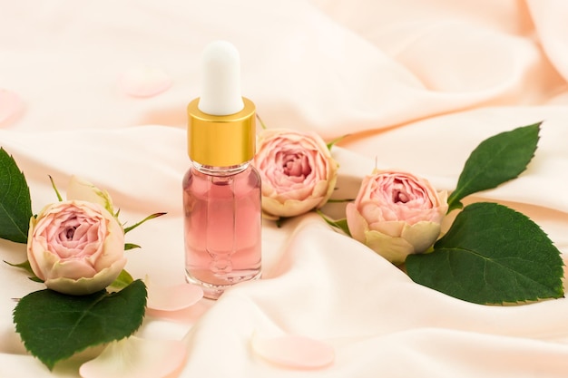 Huile Fluide Hydratante Pour Le Visage à L'extrait De Pétales De Rose Pour Le Soin Du Visage. Le Concept D'autosoins Naturels.