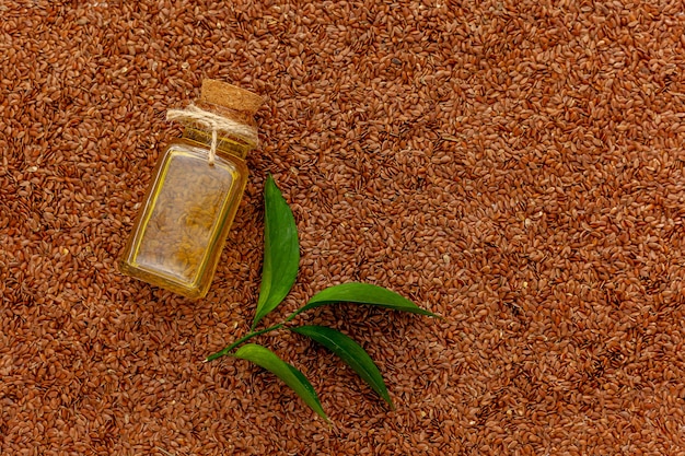 Photo huile de graines de lin en petite bouteille. extrait de lin, infusion en pot de médecine