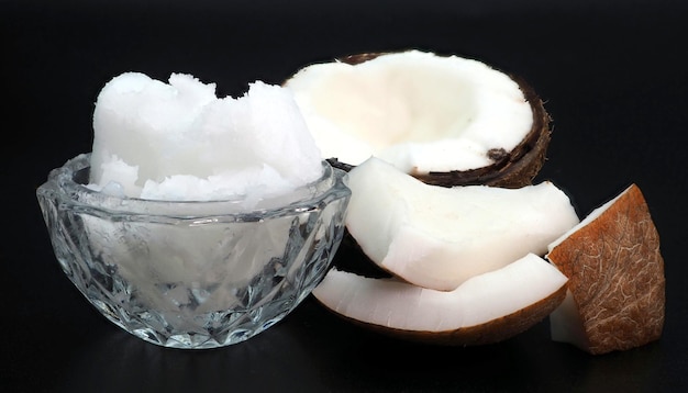 Huile de noix de coco dans un beau bol et noix de coco