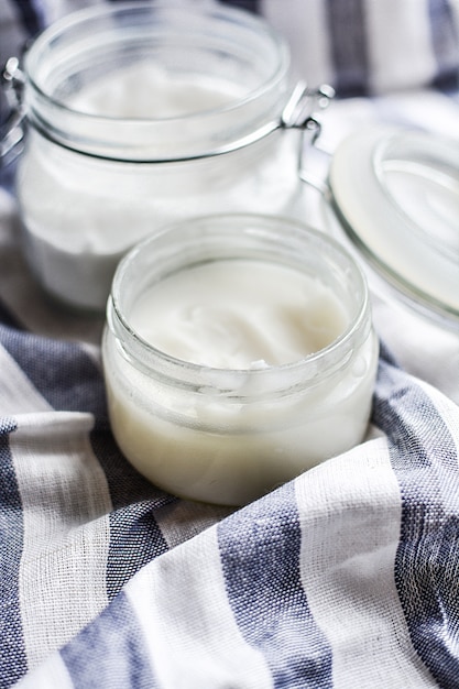 Huile de noix de coco dans le pot de verre