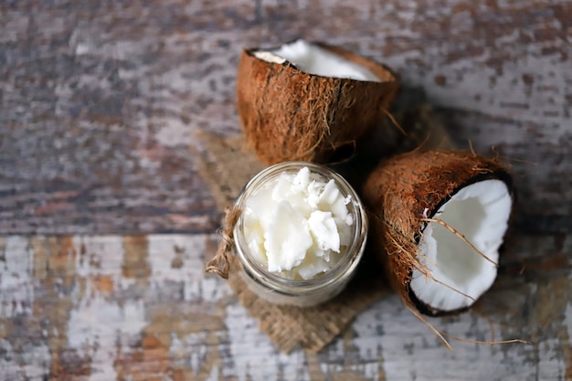 Photo huile de noix de coco. noix de coco en deux. régime équilibré. régime végétalien.