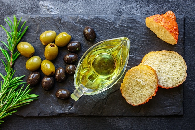 Photo huile d'olive apéritif olives pressées à froid