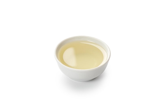 L'huile d'olive dans un petit bol blanc saucière isolé sur fond blanc avec un tracé de détourage découpé