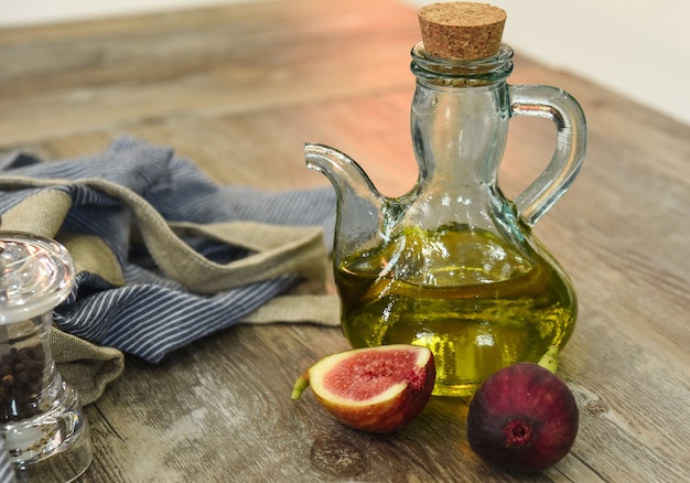 L'huile d'olive sur le fond de la table en bois