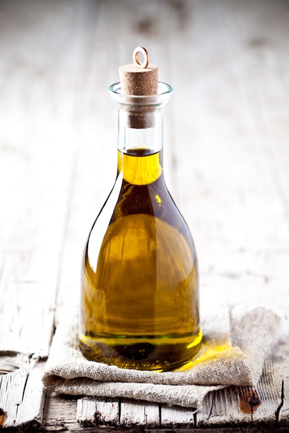 Photo huile d'olive fraîche en bouteille