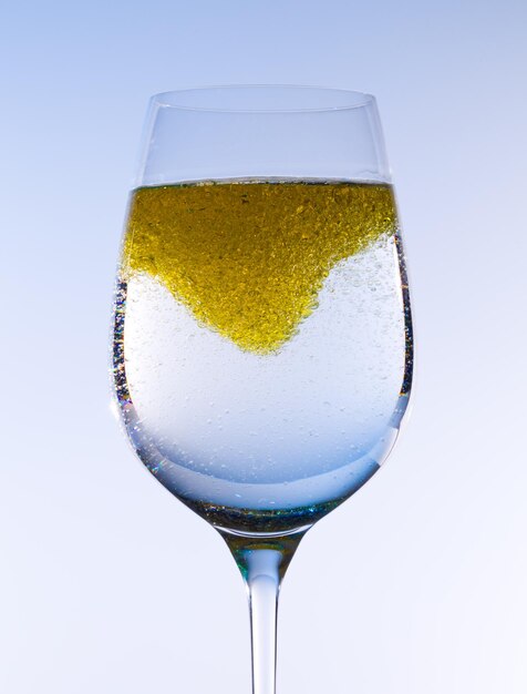 Huile d'olive mélangée dans un verre à vin