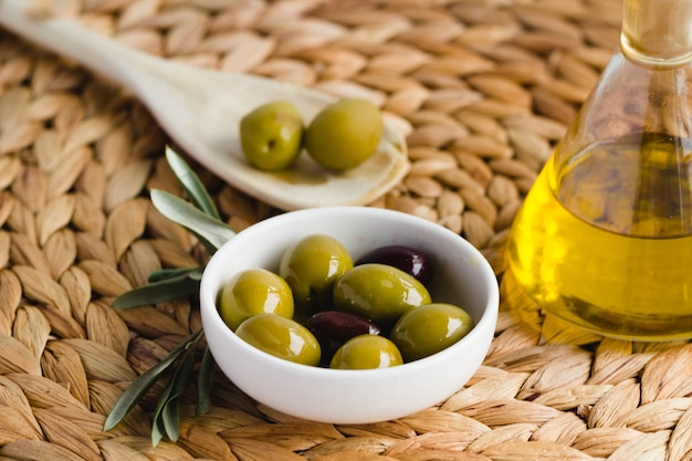 Photo huile d'olive et olives, typiques d'espagne