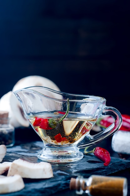 huile d&#39;olive avec piment et épices dans une saucière