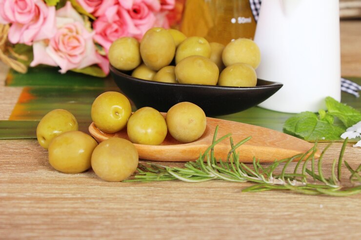 Photo huile d&#39;olive pour la santé sur fond de bois