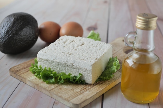 Huile d'olive tofu et avocat sur table